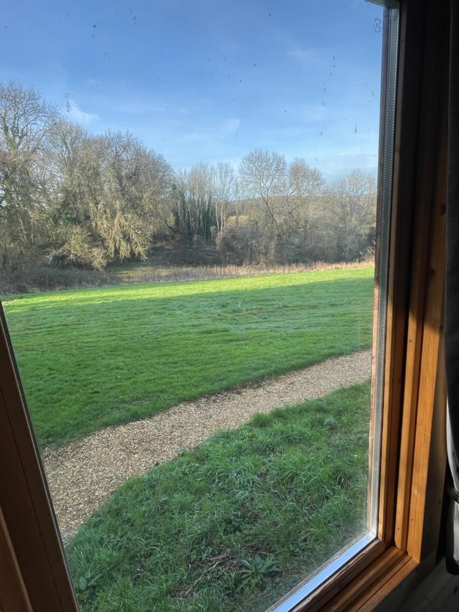 Cosy Cabin In Annie'S Meadow West Meon Bagian luar foto